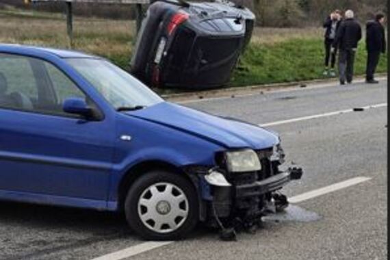 Kod Tinjana žestok sudar automobila. Jedan izletio s ceste i prevrnuo se