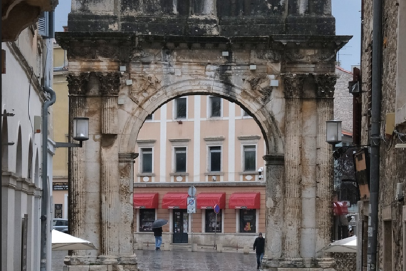 U centru Pule se pojavio vrlo zanimljiv oglas za posao (foto)