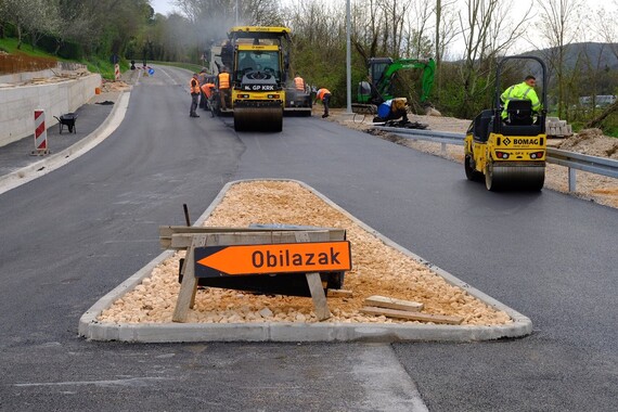 Razmahala se cestogradnja u Buzetu. Dovršava se krug oko grada (foto)