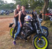 Valentina i Silvija i motocikli Kawasaki 