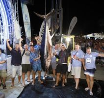 Pobjednici s tunom od skoro 200 kg (foto: Manuel Paljuh)