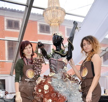 Klara Rabenseifner Miljević i Georgette Yvette Ponte pokraj haljine od čokolade