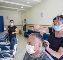 Pulski frizerski saloni zatvoreni zbog pandemije koronavirusa ponovno su otvorili svoja vrata (foto: Srećko Niketić/PIXSELL)