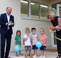 Renato Krulčić i Vesna Rusijan s mališanima ispred obnovljenog dječjeg vrtića