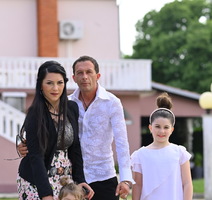 Eva Melegi Matković i Roberto Matković s kćerkama Korinnom i Naomi