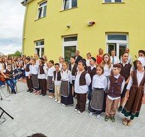 Učenici škole u Petroviji