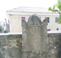 Spomenik Elisabete de Godenberg rođene krajem 18. stoljeća, u dvorištu crkve