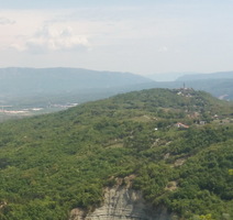 Pogled na Rockwool u dolini i Pićan na brdu