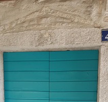 Vrata u tipičnoj istarskoj plavoj boji
