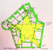 Tlocrt pazinskog Kaštela, on je napravljen kao pentagon, čiji kutevi se poklapaju s kutevima pentagona koji uokviruje istarski Pentagram