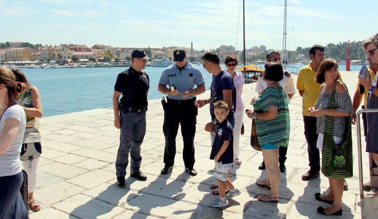 Hrvatski i talijanski policajac kontroliraju isprave