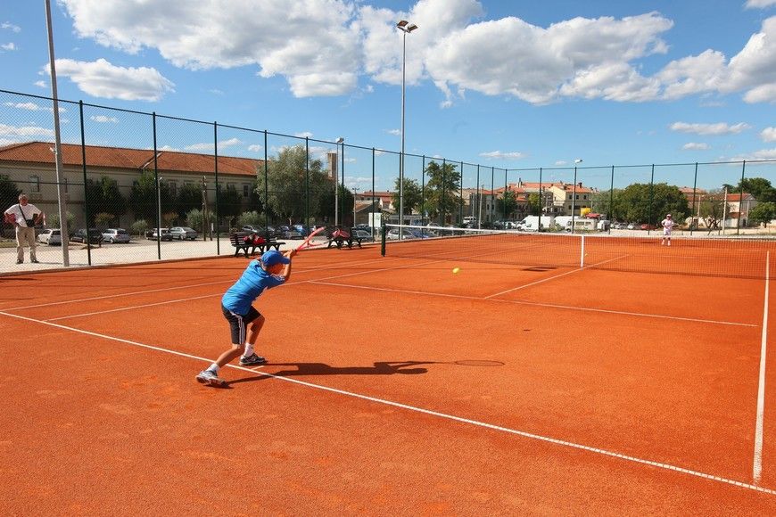 Jedan od četiri zemljana tenis terena u Istarskoj ulici u Vodnjanu.