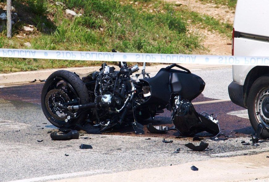 Motocikl je potpuno uništen