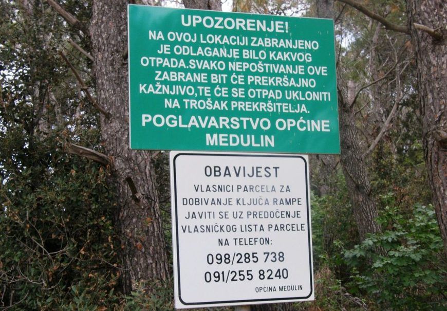 Natpis kraj rampe koji zabranjuje odlaganje bilo kakavog otpada