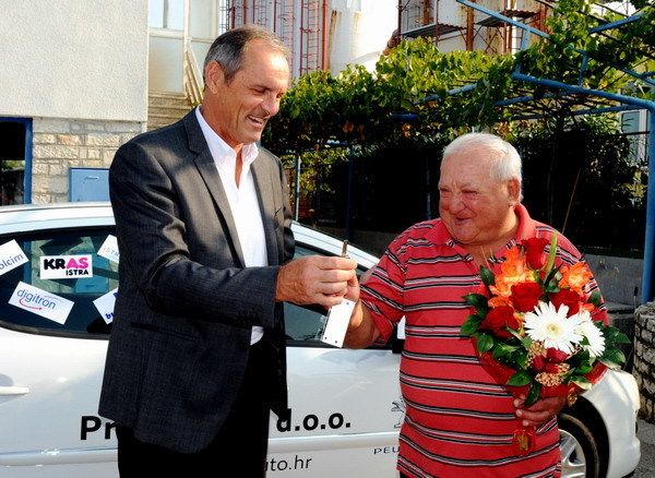 Gradonačelnik Buja Edi Andreašić i dobitnik auta Sergio Voch.