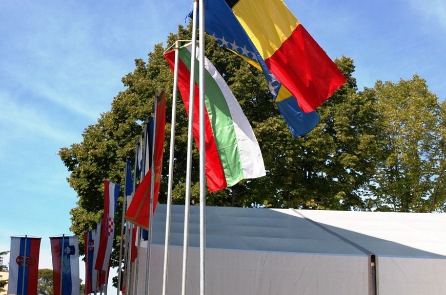 Ispred boćarske dvorane vijore se zastave zemalja sudionica natjecanja