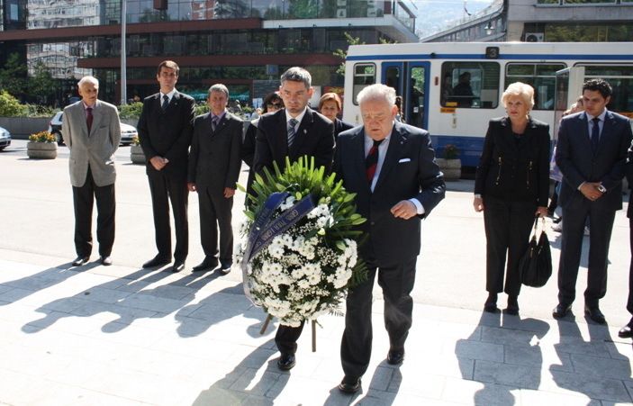 Predstavnici Sarajeva i Pule su položili cvijeće na Spomen-obilježje ubijenoj djeci opkoljenog Sarajeva 1992. – 1995.