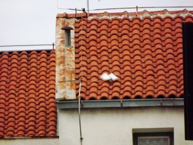 Na krovu zgrade ostala je obuća (Foto: Naša Bujština)
