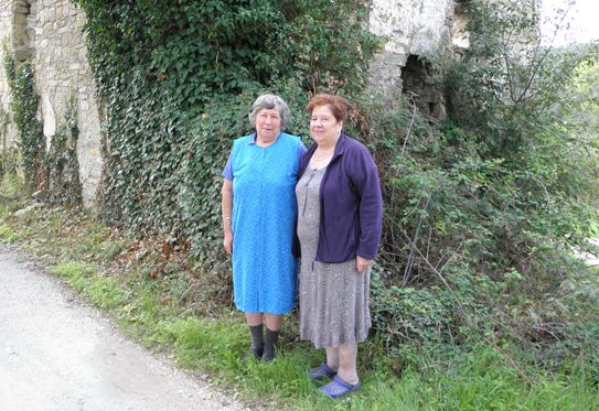 Sestre Lidija i Valerija ispred ruševina nekadašnje škole