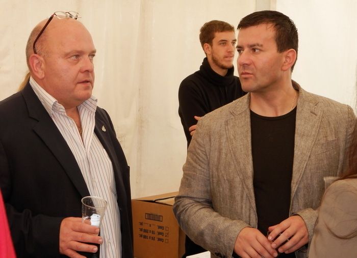 Dino Kozlevac (lijevo), predsjednik istarskog SDP-a na sajmu pršuta u Tinjanu 