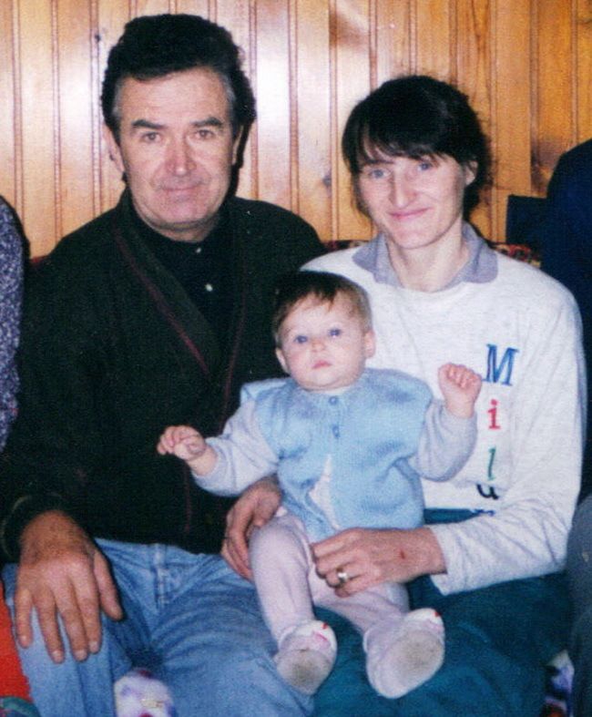Supružnici Alojz i Milena Fiket i petomjesečna Matea, 2001. godine