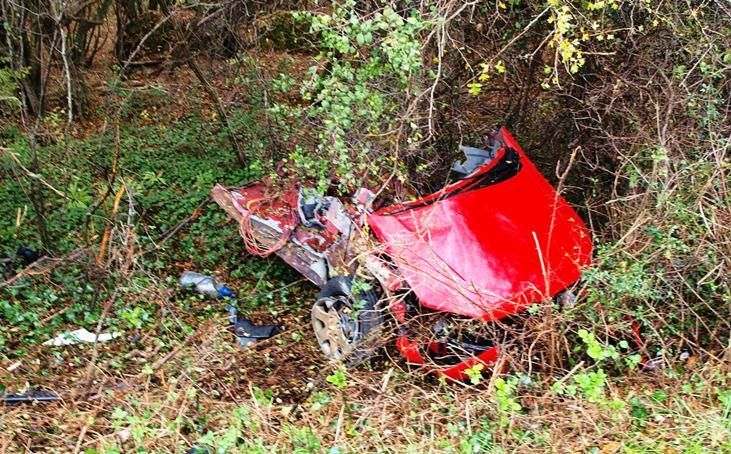 Prednji dio automobila završio je u jarku kraj ceste