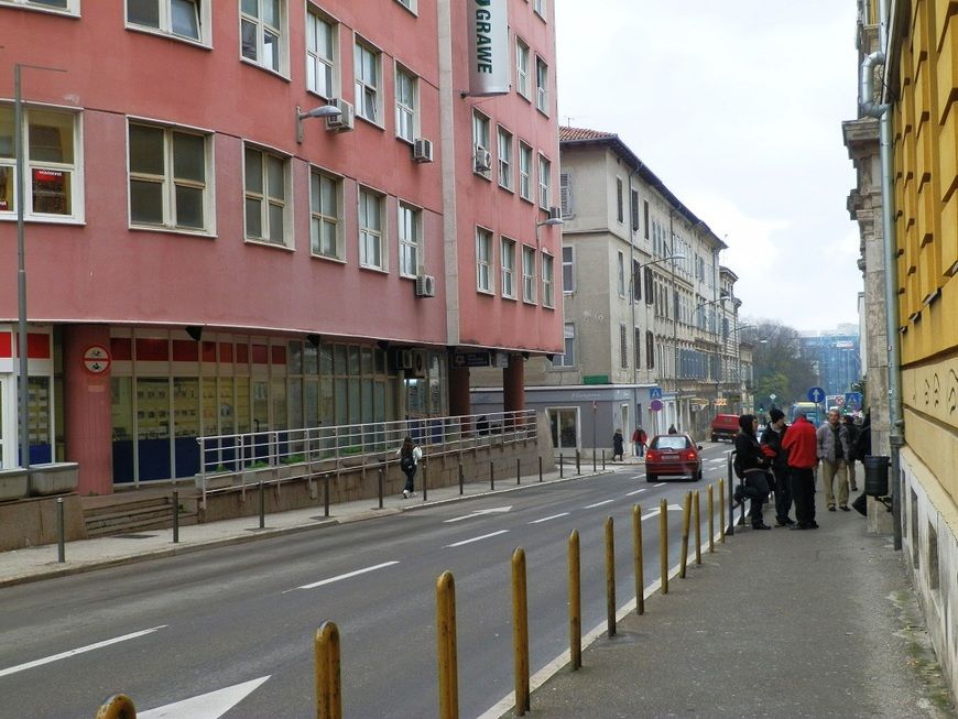 Srednjoškolcima je dovoljno preći cestu i otići u kladionicu