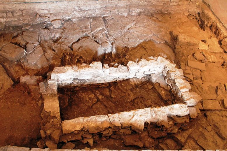 Ispod recentnog poda pronađen je zidani grob s osam ukopa
