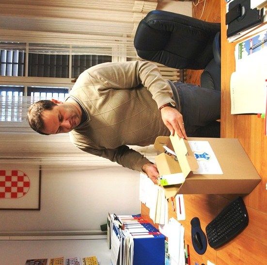 Daniel Maurović pokazuje paket koji se dodjeljuje mladim bračnim parovima s područja Grada