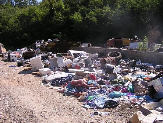Ilegalno odlagalište otpada u Motovunu (2004.)