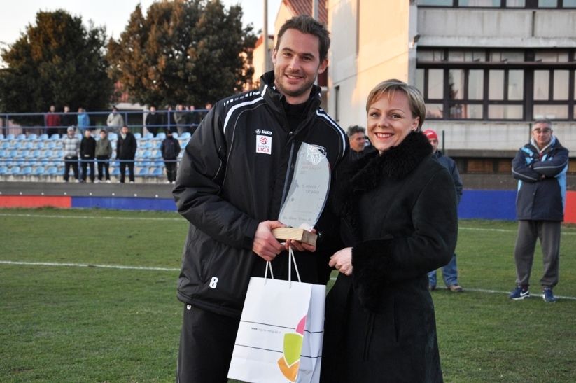 Zrinka Bokulić iz Lagune Novigrad uručuje nagradu najboljem igraču Michaelu Liendlu