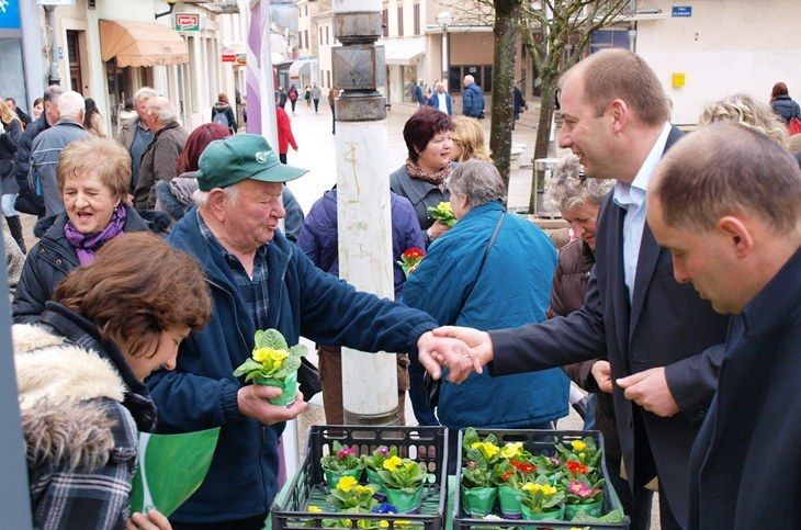 Muškarcima cvijet uz uvijet da ga odnesu kući svojim ženama