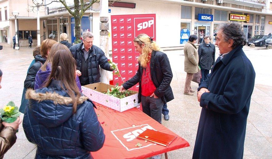 Ruže na SDP-ovom štandu