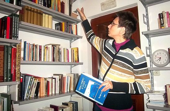 Natalija Grgorinić u knjižnici