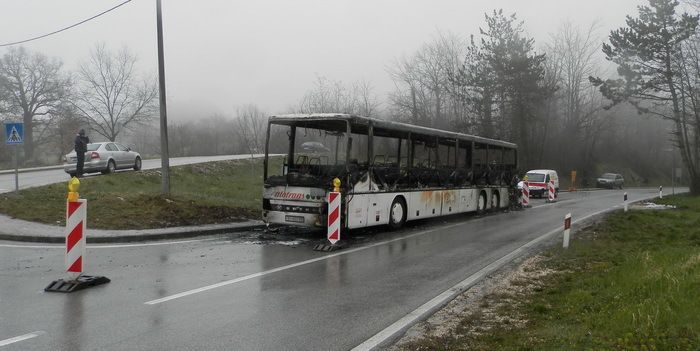 Autobus se zapalio na ulazu u Pićan s pazinske strane