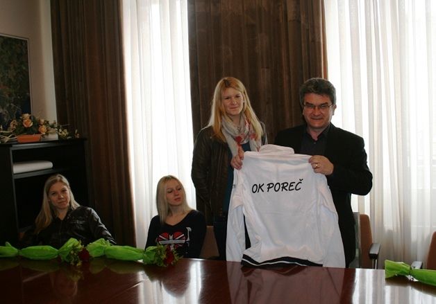 Odbojkašice su gradonačelniku poklonile trenerku s oznakom kluba