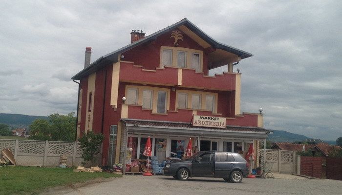 Tipična kosovska kuća – na katu stan, u prizemlju radnja