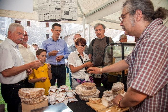 Županijski pročelnik za poljoprivredu Milan Antolović i župan Valter Flego razgledavaju izložene sireve 