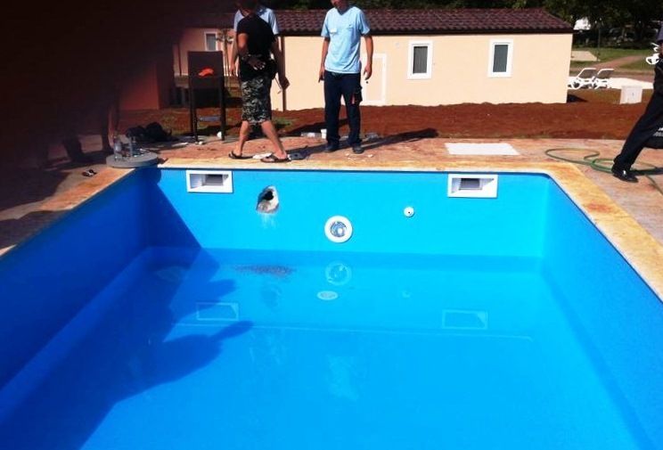 Da bi se dijete oslobodilo, bilo je potrebno razbiti dio bazena (Foto: Parentium.com)