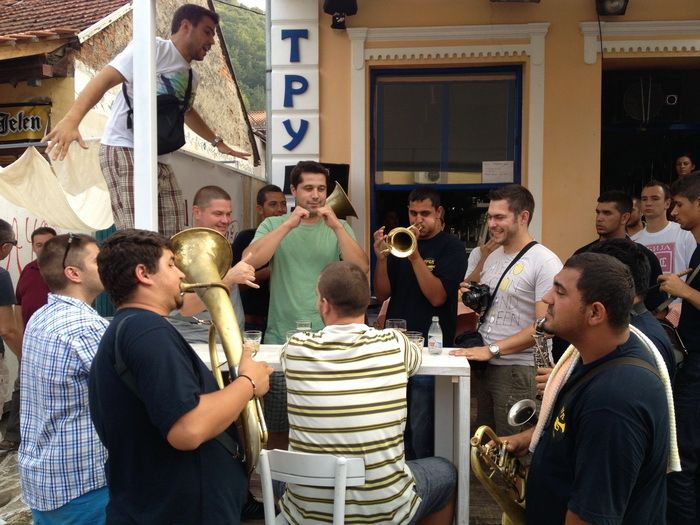 Manje poznati orkestri sviraju po ulicama i restoranima