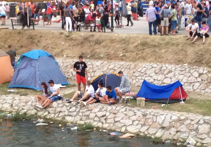 Mladi kampiraju uz rijeku