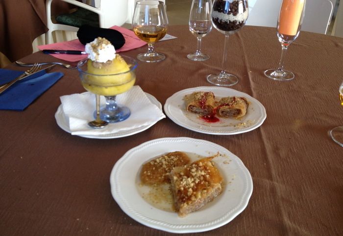 Deserti: tufahija, pita od jabuka, hurmašice i baklava 