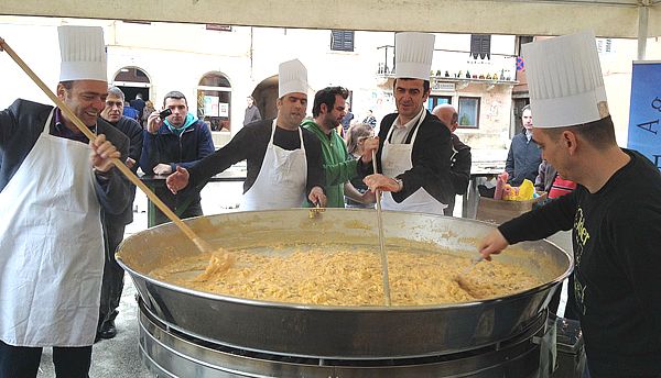 U pripremi fritaje sudjelovali su gradonačelnik Vodnjana Klaudio Vitasović i zamjenik župana Miodrag Čerina