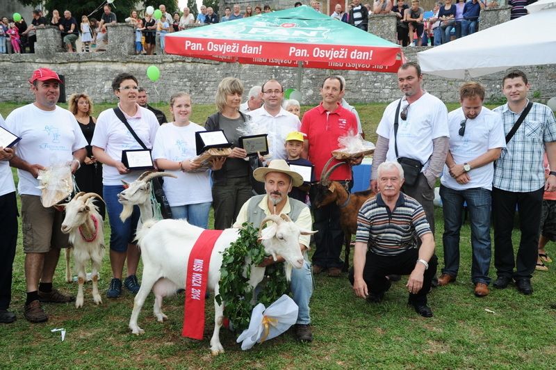 Nagrađene koze sa svojim vlasnicima