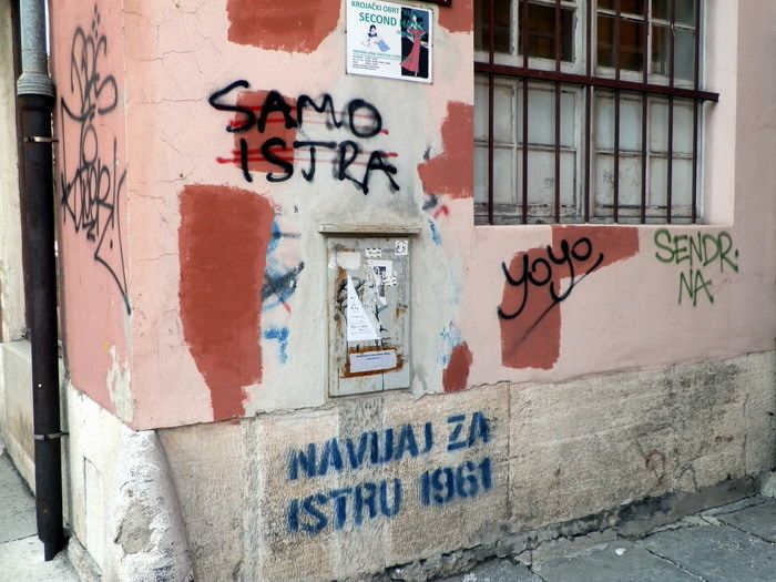 Brojni grafiti na potezu od Flanatičke do ulice Sergijevaca 