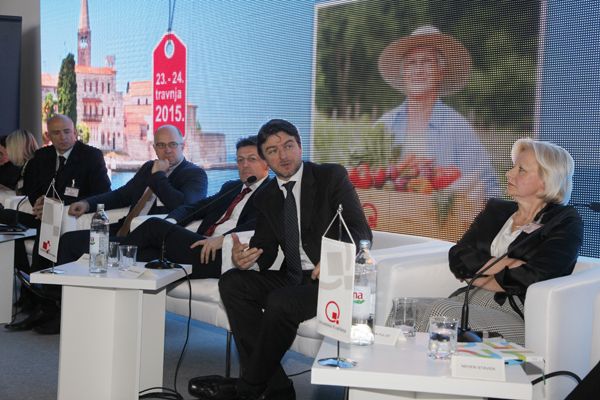 Ministar turizma Darko Lorencin na okruglom stolu