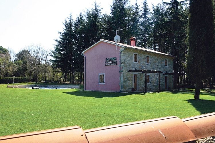 Druga kuća koju Hrvatske šume posjeduju nalazi se u Kloštru kod Vrsara, a također služi za odmor i sastanke 